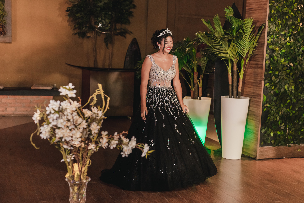 festa aniversario debutante 15 anos no Espaço Atmosphera | sonho de princesa valsa cerimonia vestido inspiracao ideias criatividade decoracao surf havai | fotografo em Guaruja Ton Prans Fotografia