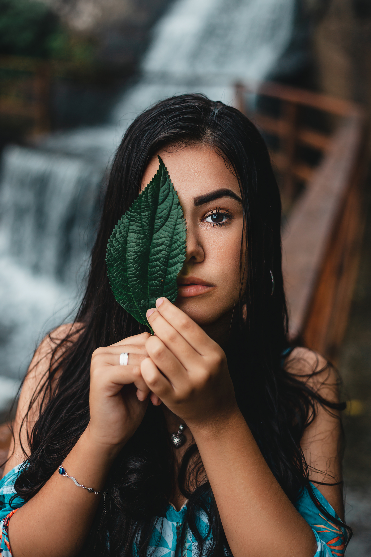 ensaio fotografico book debutante 15 anos na praia do Iporanga, Estrada e Pier do Joca | chuva e cachoeira inspiracao ideias criatividade poses modelo | fotografo em Guaruja Ton Prans Fotografia