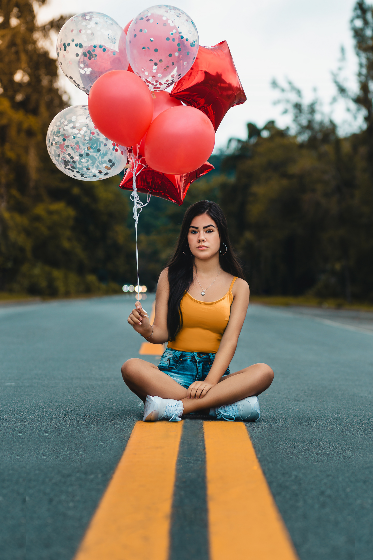 ensaio fotografico book debutante 15 anos na praia do Iporanga, Estrada e Pier do Joca | com baloes inspiracao ideias criatividade poses modelo | fotografo em Guaruja Ton Prans Fotografia