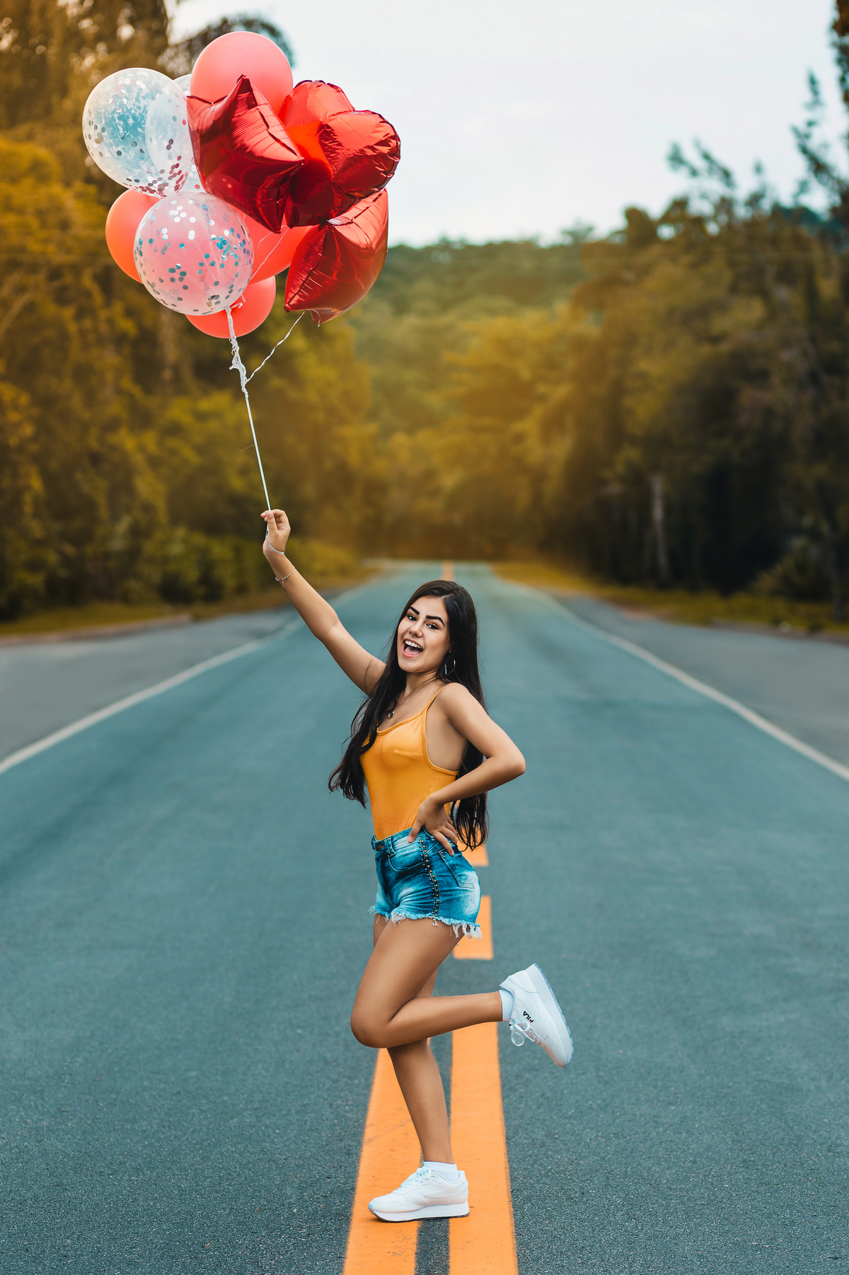 ensaio fotografico book debutante 15 anos na praia do Iporanga, Estrada e Pier do Joca | com baloes inspiracao ideias criatividade poses modelo | fotografo em Guaruja Ton Prans Fotografia