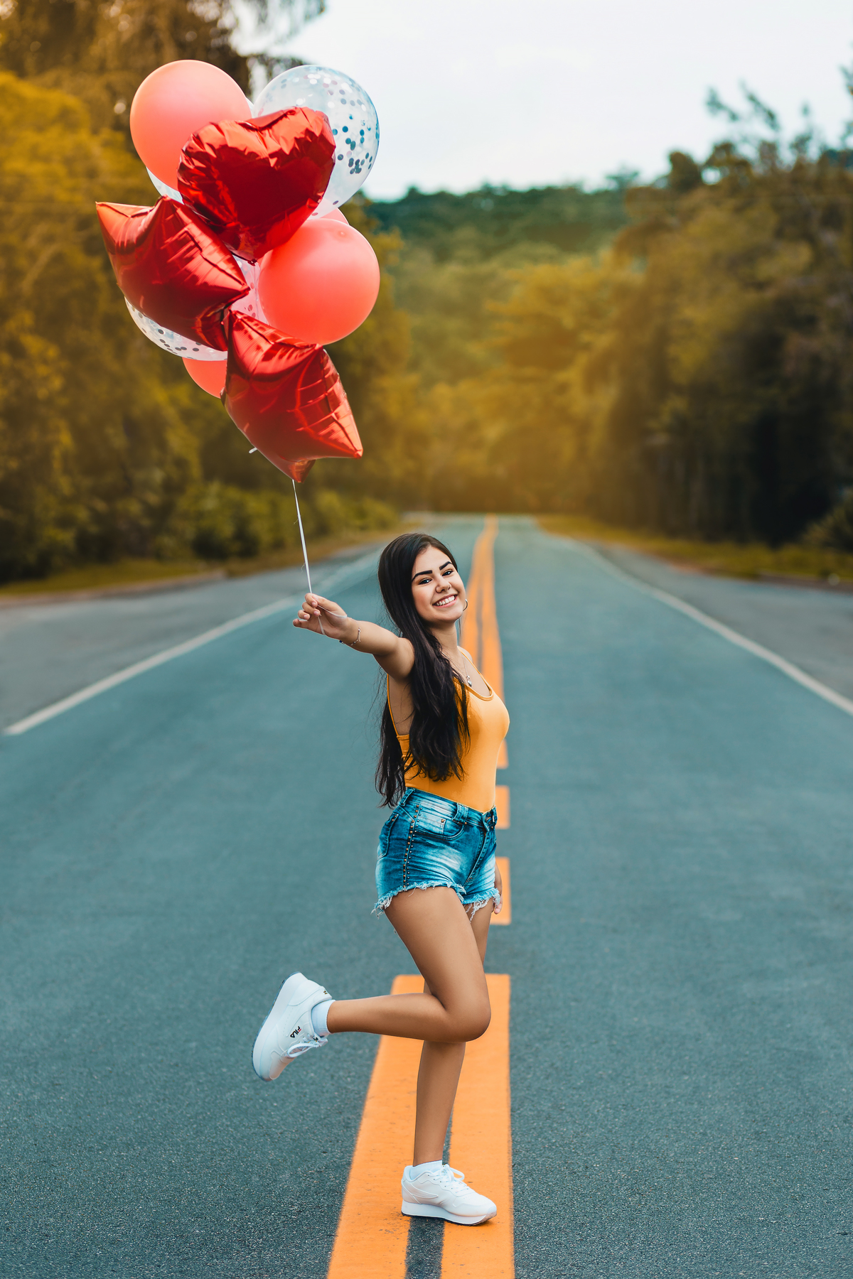 ensaio fotografico book debutante 15 anos na praia do Iporanga, Estrada e Pier do Joca | com baloes inspiracao ideias criatividade poses modelo | fotografo em Guaruja Ton Prans Fotografia