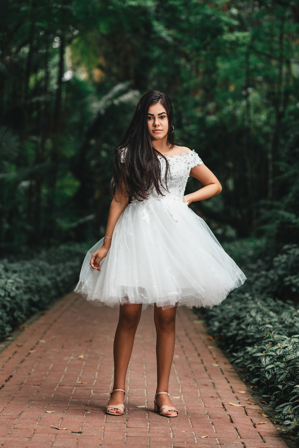 ensaio fotografico book debutante 15 anos na praia do Iporanga, Estrada e Pier do Joca | natureza e vestido branco inspiracao ideias criatividade poses modelo | fotografo em Guaruja Ton Prans Fotografia
