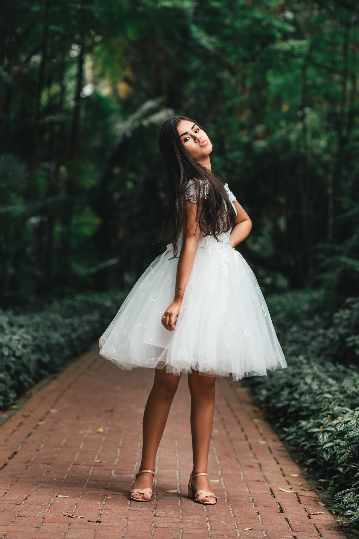 ensaio fotografico book debutante 15 anos na praia do Iporanga, Estrada e Pier do Joca | natureza e vestido branco inspiracao ideias criatividade poses modelo | fotografo em Guaruja Ton Prans Fotografia