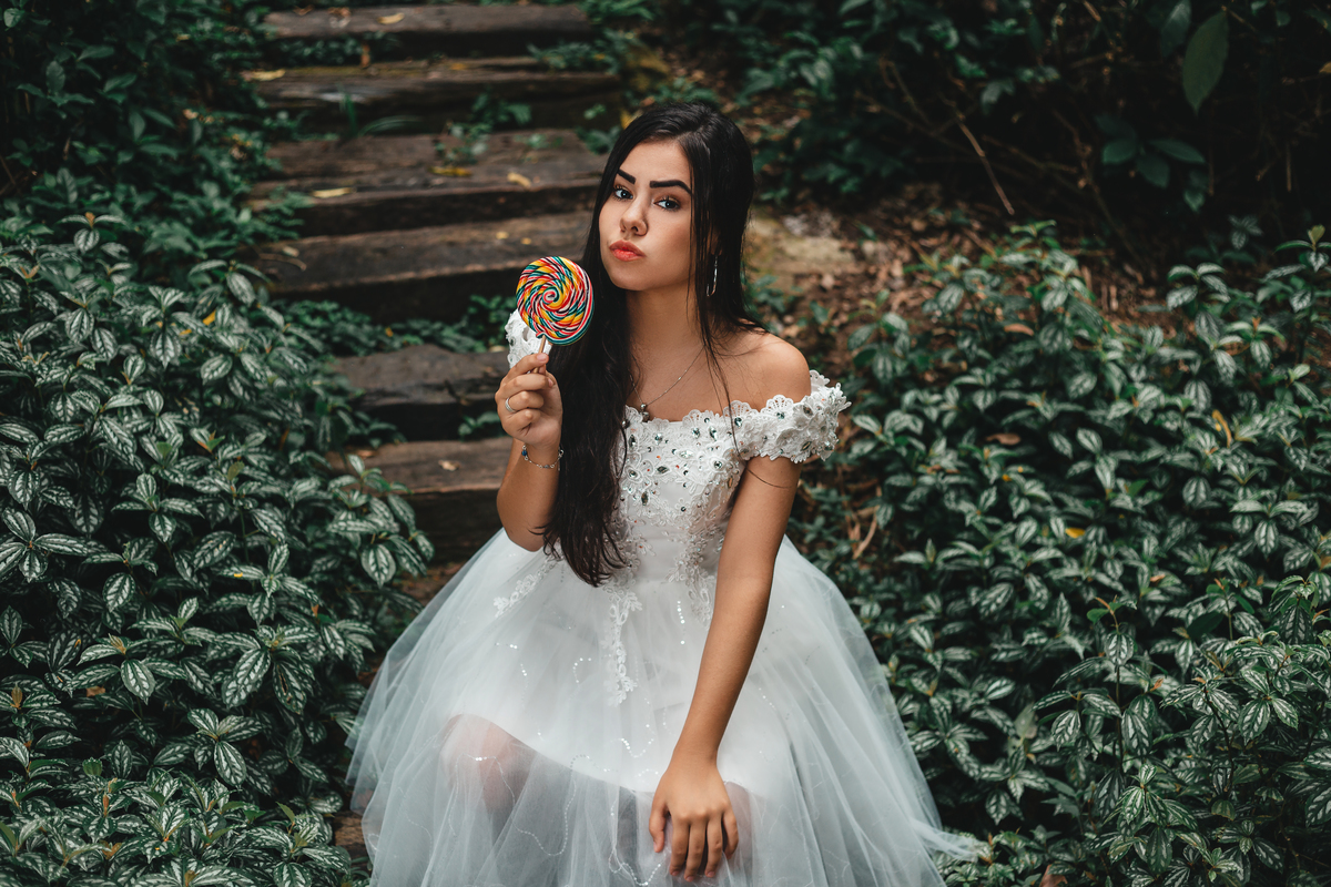 ensaio fotografico book debutante 15 anos na praia do Iporanga, Estrada e Pier do Joca | natureza e vestido branco inspiracao ideias criatividade poses modelo | fotografo em Guaruja Ton Prans Fotografia