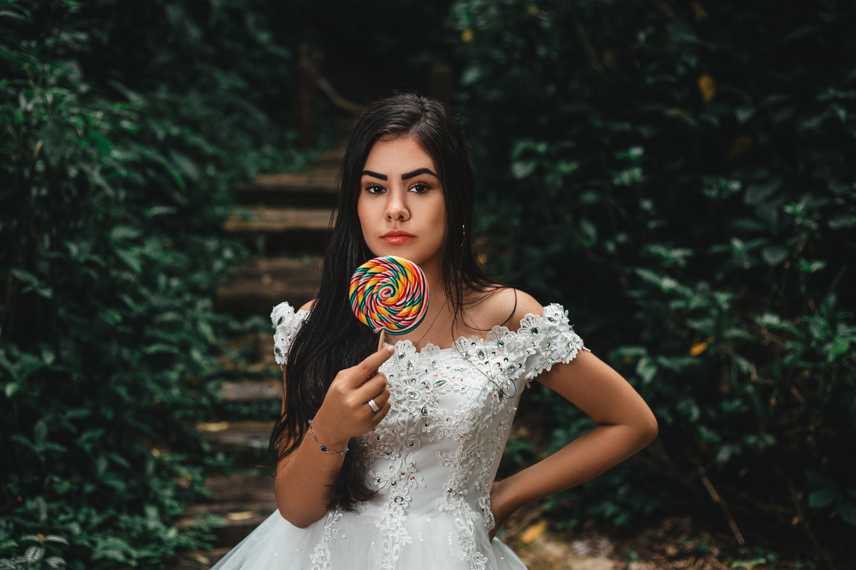 ensaio fotografico book debutante 15 anos na praia do Iporanga, Estrada e Pier do Joca | natureza e vestido branco inspiracao ideias criatividade poses modelo | fotografo em Guaruja Ton Prans Fotografia