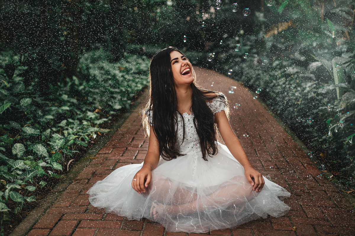 ensaio fotografico book debutante 15 anos na praia do Iporanga, Estrada e Pier do Joca | natureza e vestido branco inspiracao ideias criatividade poses modelo | fotografo em Guaruja Ton Prans Fotografia