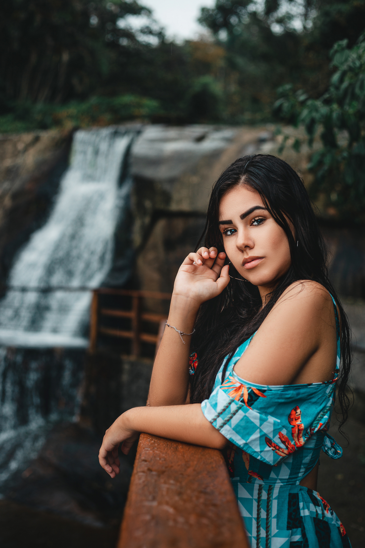 ensaio fotografico book debutante 15 anos na praia do Iporanga, Estrada e Pier do Joca | chuva e cachoeira inspiracao ideias criatividade poses modelo | fotografo em Guaruja Ton Prans Fotografia