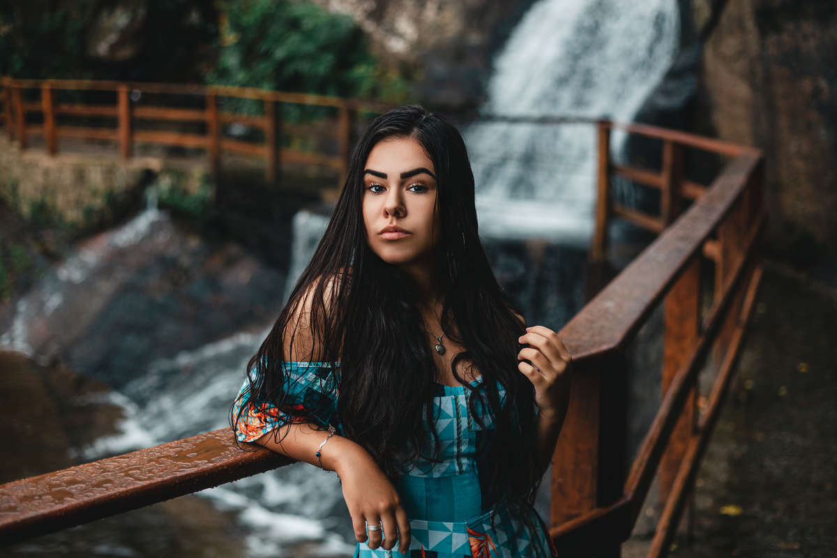 ensaio fotografico book debutante 15 anos na praia do Iporanga, Estrada e Pier do Joca | chuva e cachoeira inspiracao ideias criatividade poses modelo | fotografo em Guaruja Ton Prans Fotografia