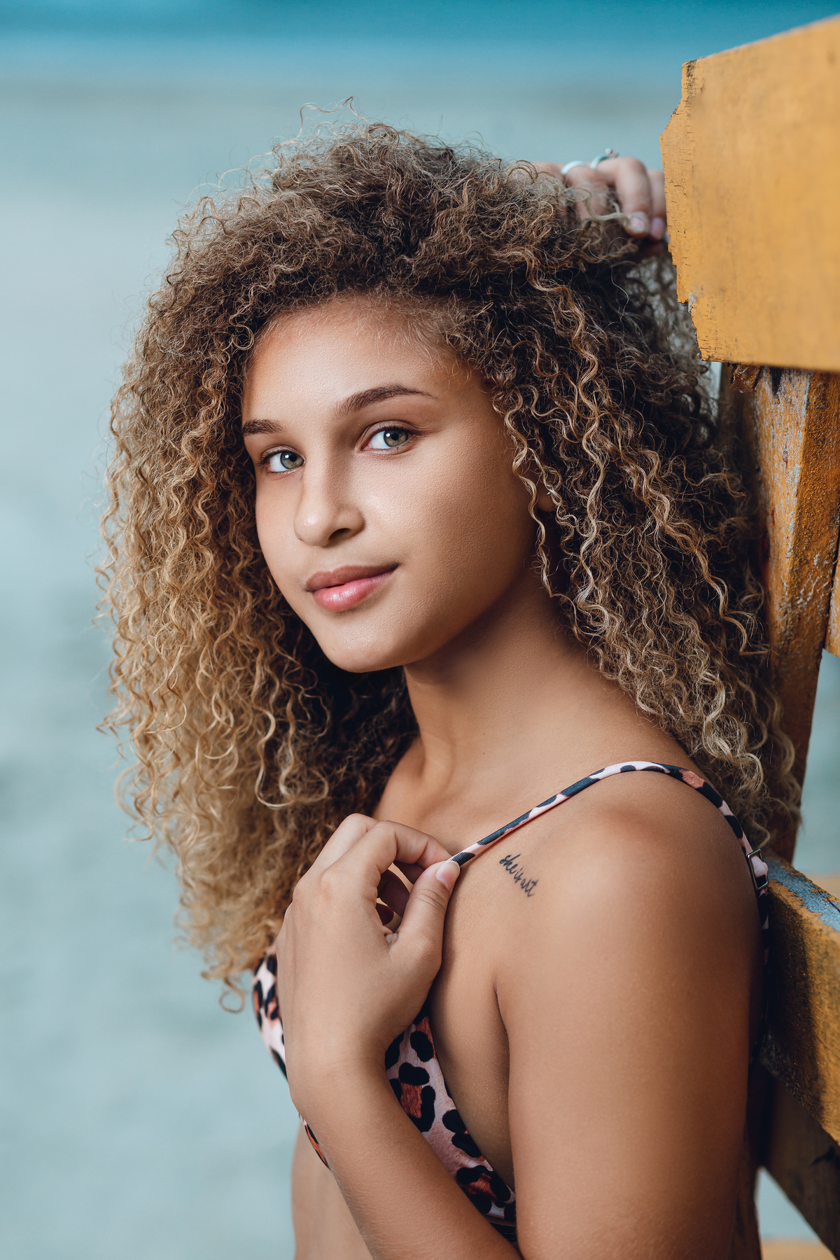 ensaio fotografico book inspiracao na praia do guaiuba com biquini e modelo ideias criatividade poses fotografo em Guaruja Ton Prans Fotografia
