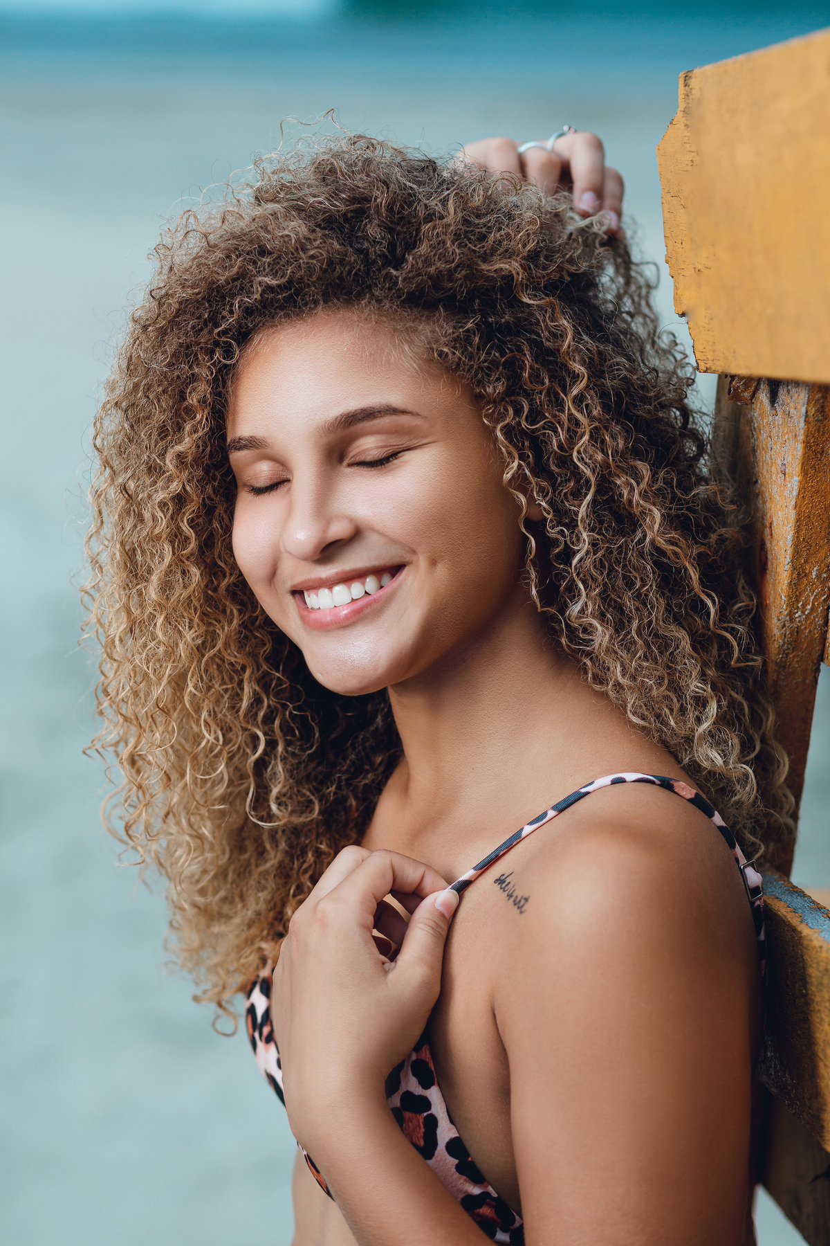 ensaio fotografico book inspiracao na praia do guaiuba com biquini e modelo ideias criatividade poses fotografo em Guaruja Ton Prans Fotografia
