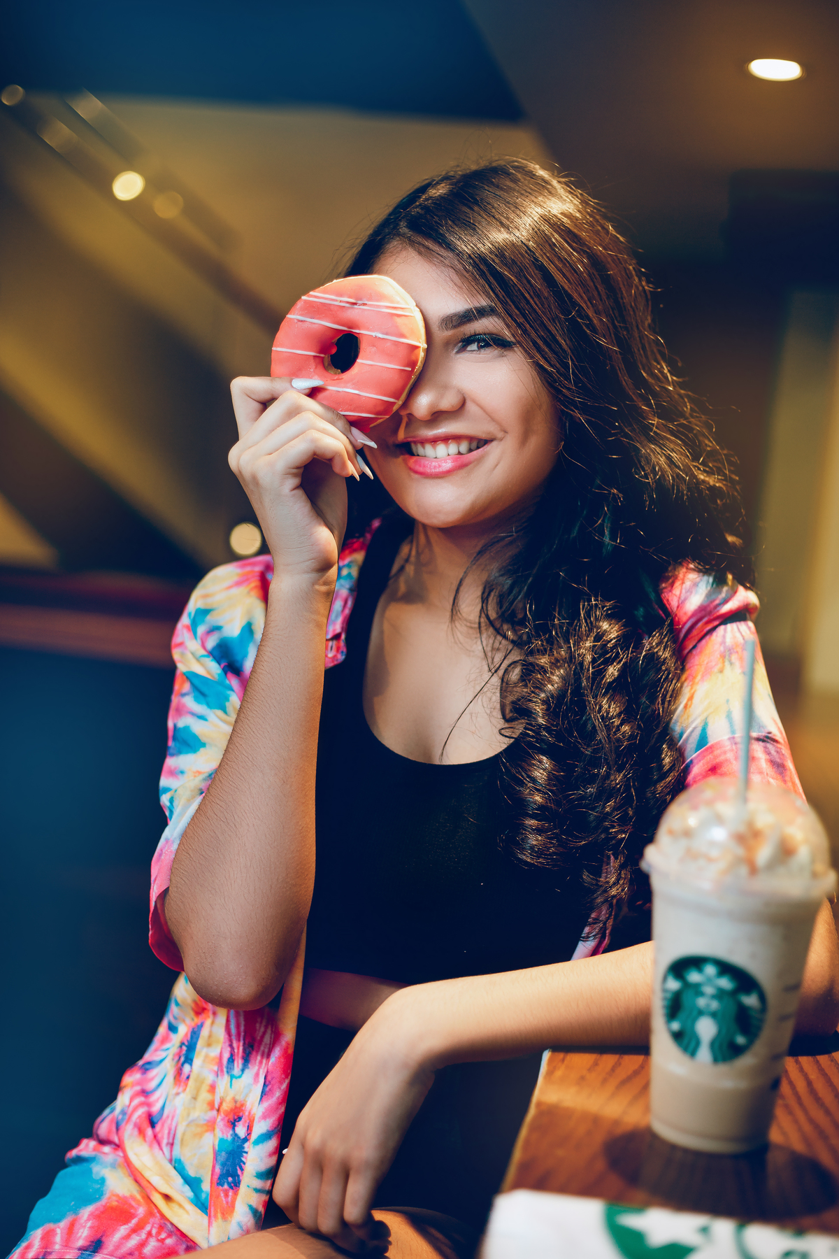 ensaio fotografico book debutante 15 anos no beco do batman e avenida paulista na starbucks | inspiracao ideias criatividade poses modelo | fotografo em Guaruja Ton Prans Fotografia
