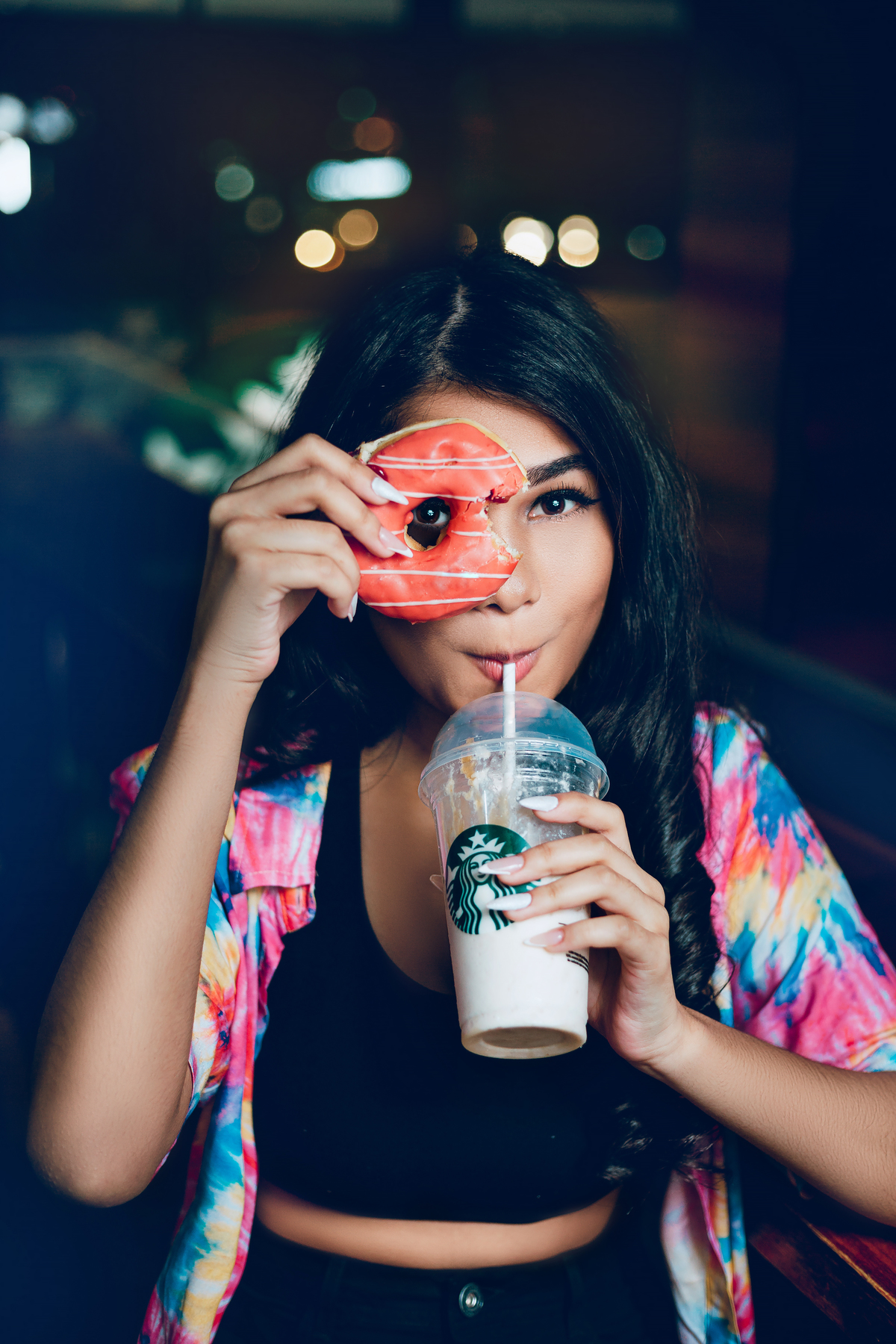 ensaio fotografico book debutante 15 anos no beco do batman e avenida paulista na starbucks | inspiracao ideias criatividade poses modelo | fotografo em Guaruja Ton Prans Fotografia
