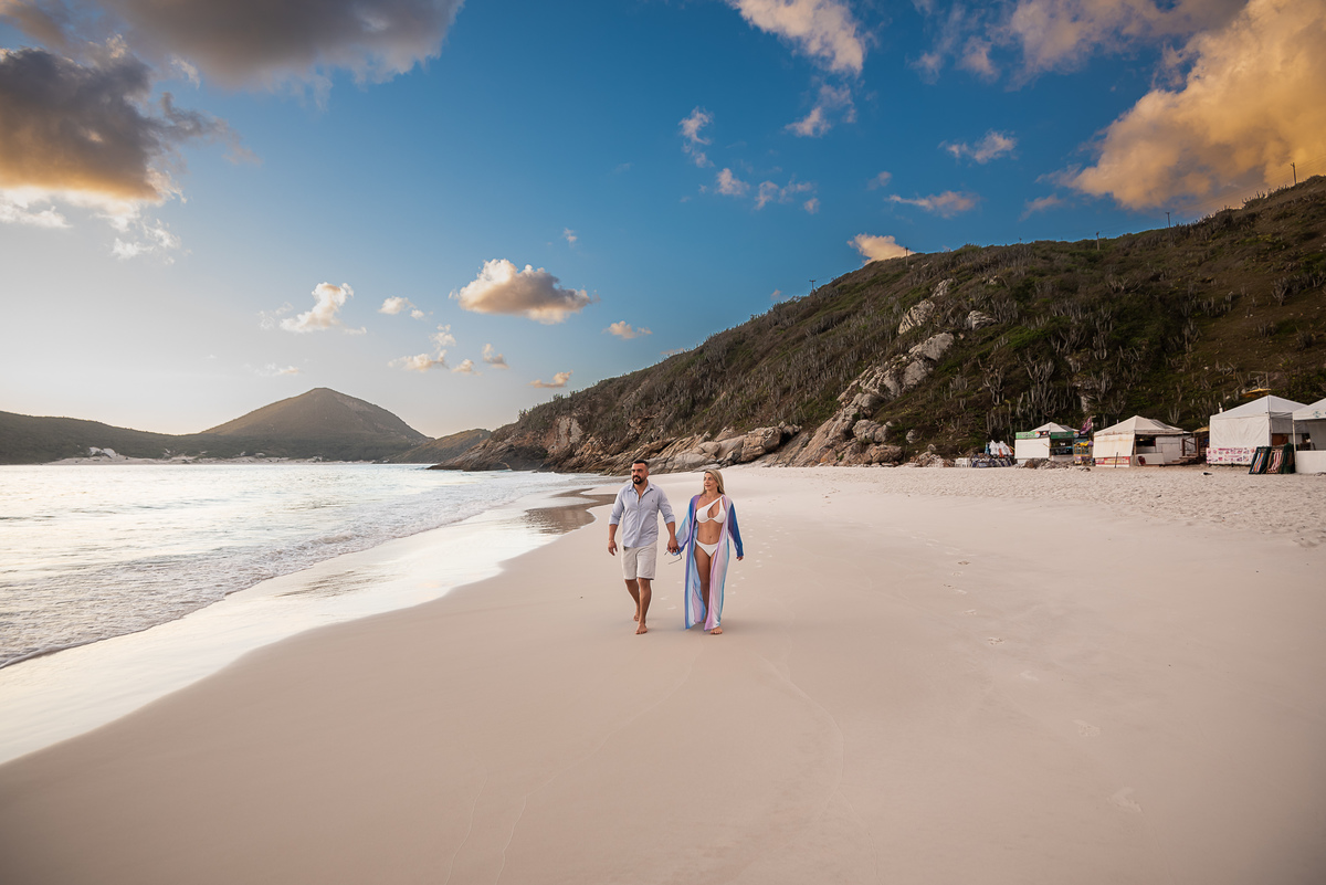 
ensaio pre wedding em arraial do cabo, nascer do sol praia do pontal
