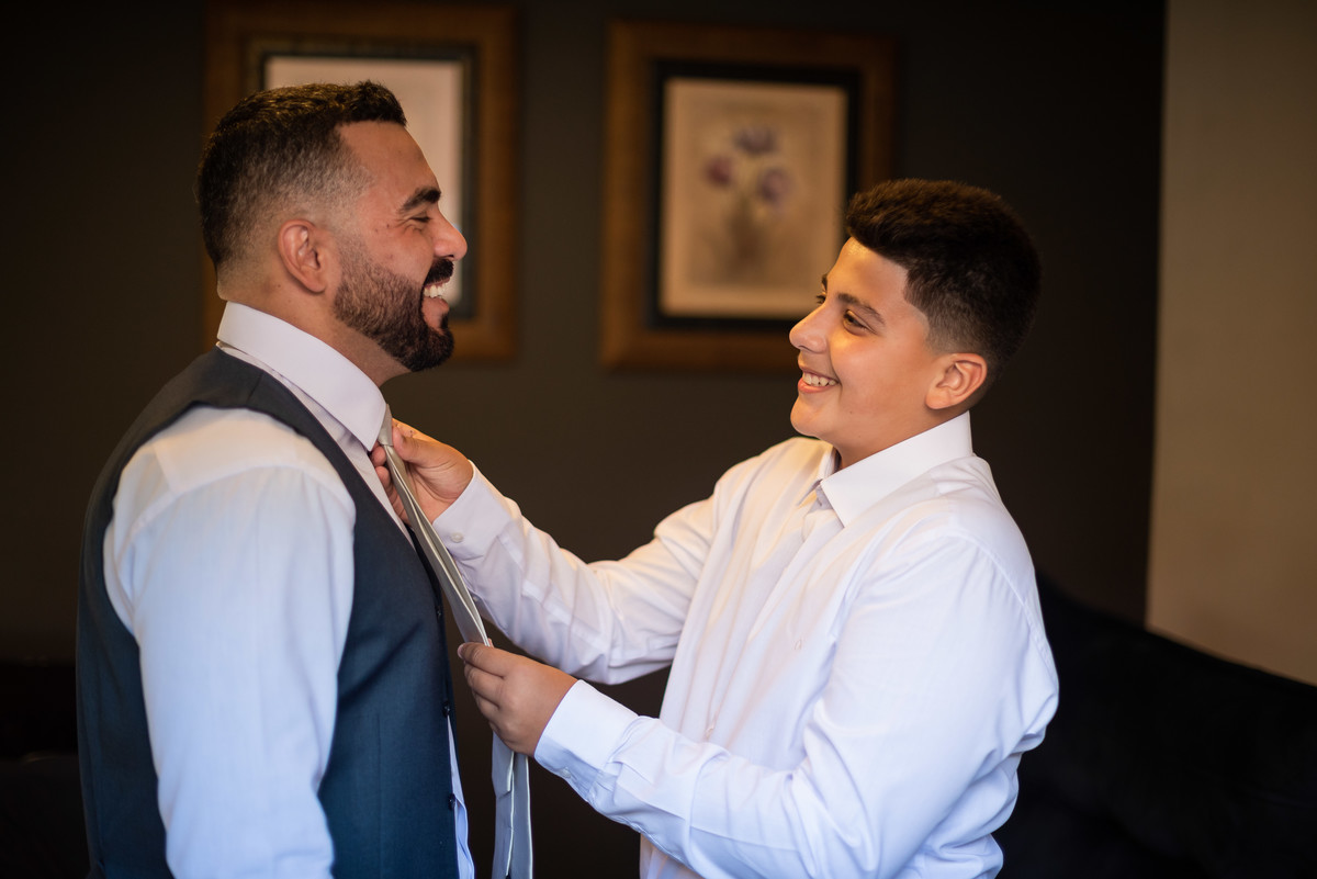 Making of do noivo se arrumando em casa, fotos casamento Dayane e Pablo em Valença RJ