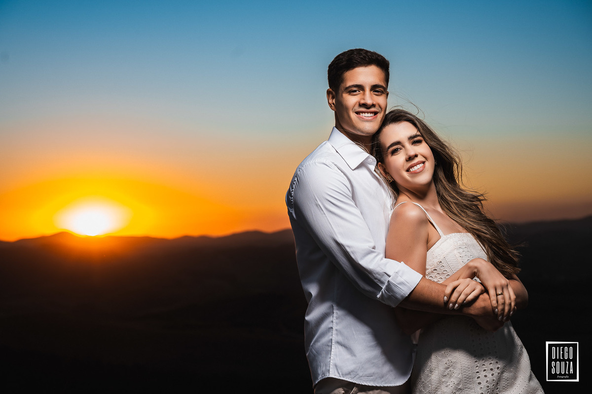 Ensaio pré casamento em Bom Jardim de Minas - por do sol no morro do cristo