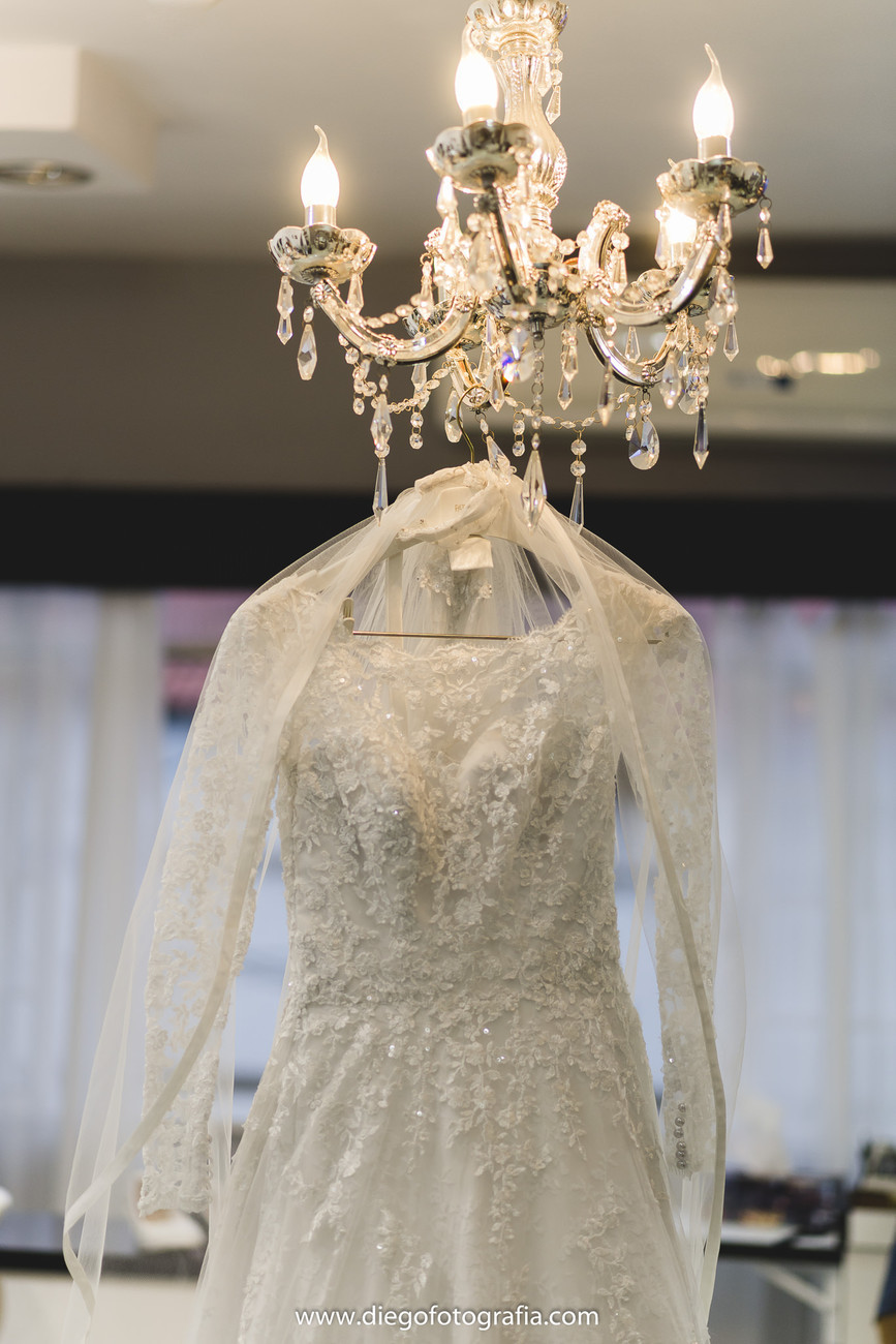 foto vestido de casamento feito durante making of da noiva - diego souza fotografia - fotografo de casamento