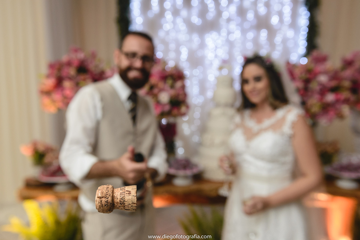 casal brindando com taças em casamento volta redonda/rj