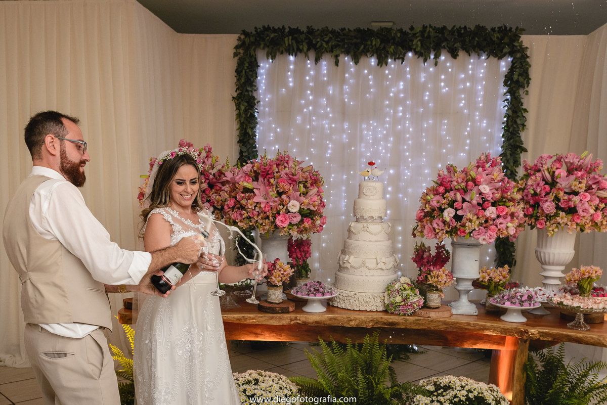 casal brindando com taças em casamento volta redonda/rj
