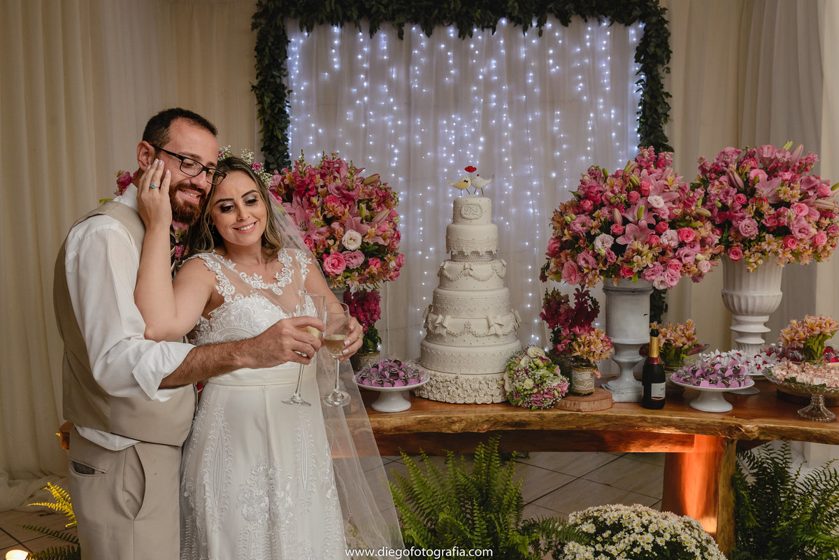 casal brindando com taças em casamento volta redonda/rj