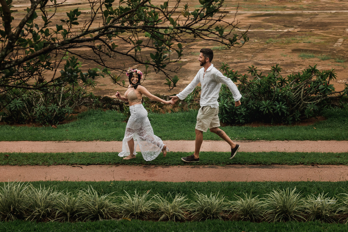 noiva e noivo se divertindo com o fotografo de casamento diego souza fotografia