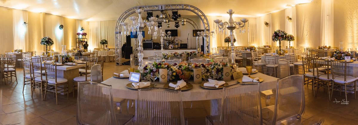 linda decoração do Casamento da Lívia e Léo, no salão da AABB em Valença-RJ. Fotos do fotógrafo de casamento Diego Souza Fotografia