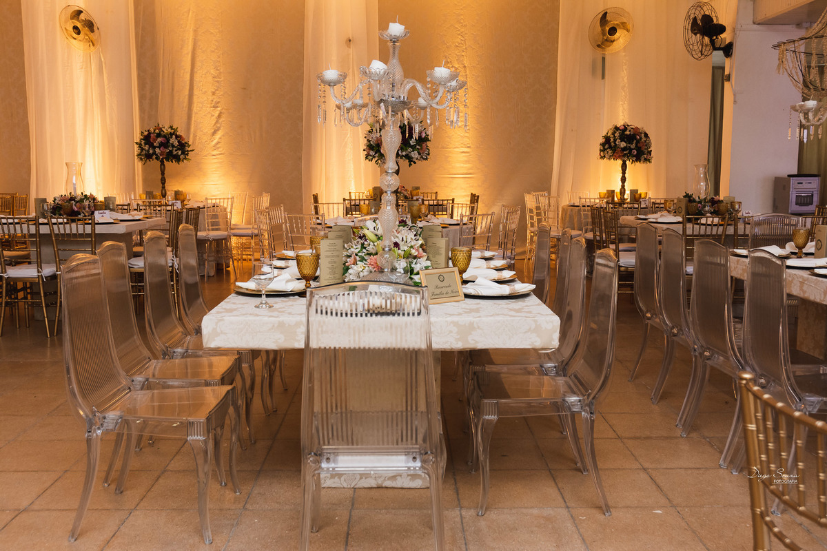 linda decoração do Casamento da Lívia e Léo, no salão da AABB em Valença-RJ. Fotos do fotógrafo de casamento Diego Souza Fotografia