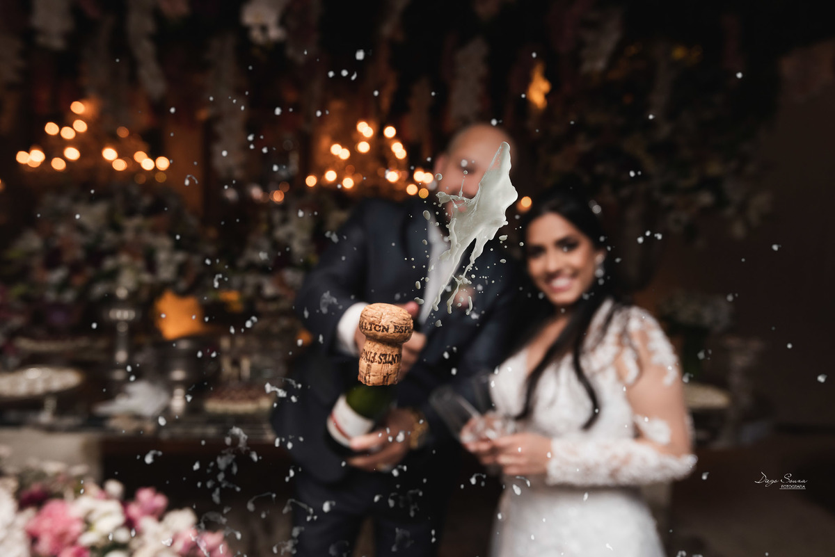 brinde do casal Lívia e Léo, no salão da AABB em Valença-RJ. Fotos do fotógrafo de casamento Diego Souza Fotografia