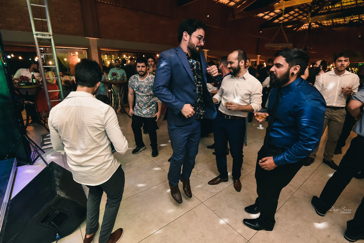 casamento Cristine e Thiago, hotel palmeira imperial em Valença-RJ. fotógrafo Diego souza Fotografia padrinhos bebendo e curtindo a festa
