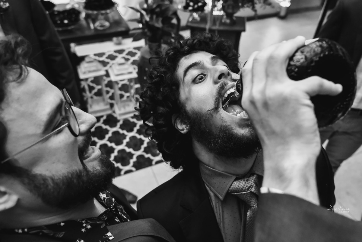 casamento Cristine e Thiago, hotel palmeira imperial em Valença-RJ. fotógrafo Diego souza Fotografia padrinhos bebendo e curtindo a festa