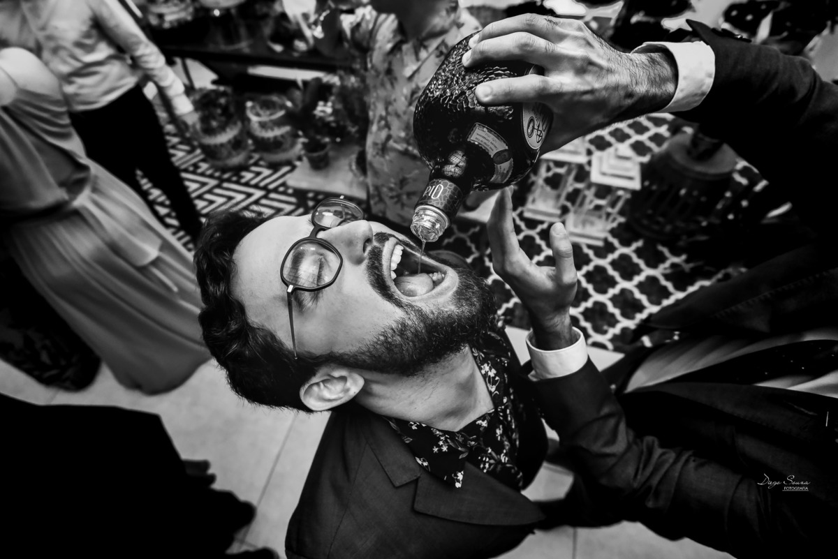 casamento Cristine e Thiago, hotel palmeira imperial em Valença-RJ. fotógrafo Diego souza Fotografia padrinhos bebendo e curtindo a festa