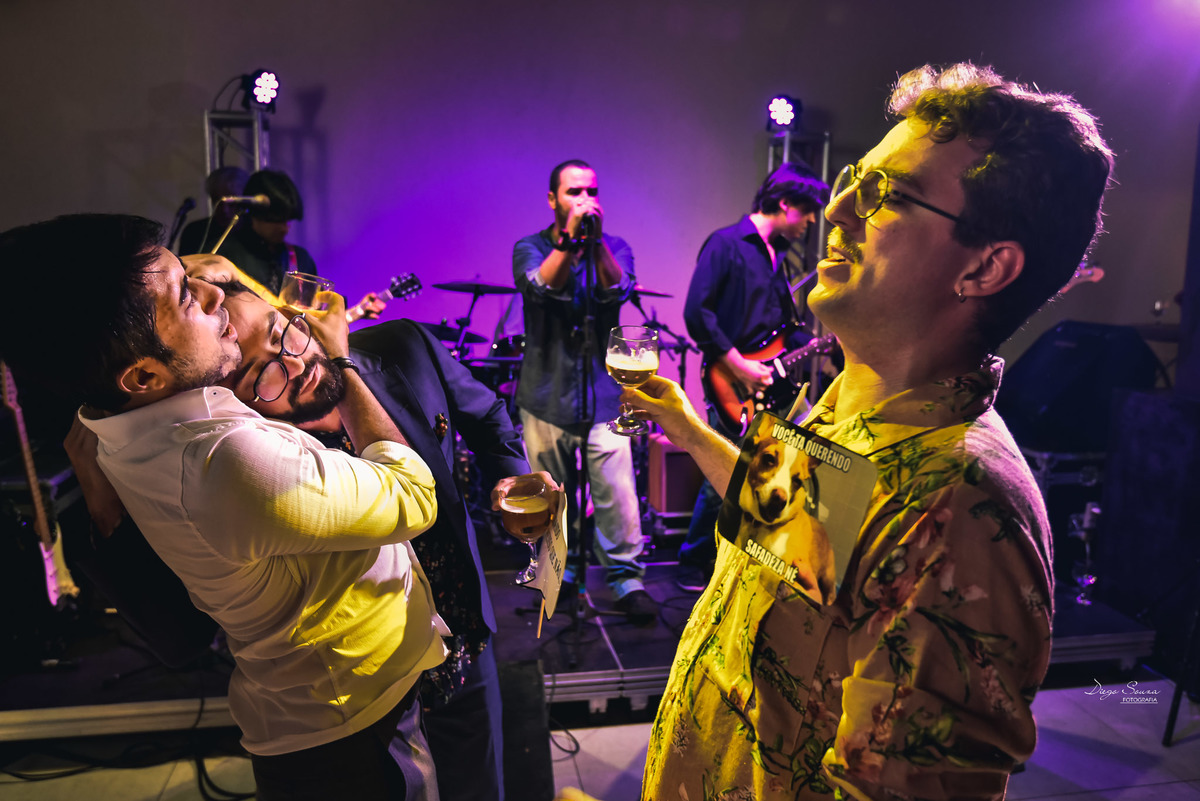 casamento Cristine e Thiago, hotel palmeira imperial em Valença-RJ. fotógrafo Diego souza Fotografia padrinhos bebendo e curtindo a festa