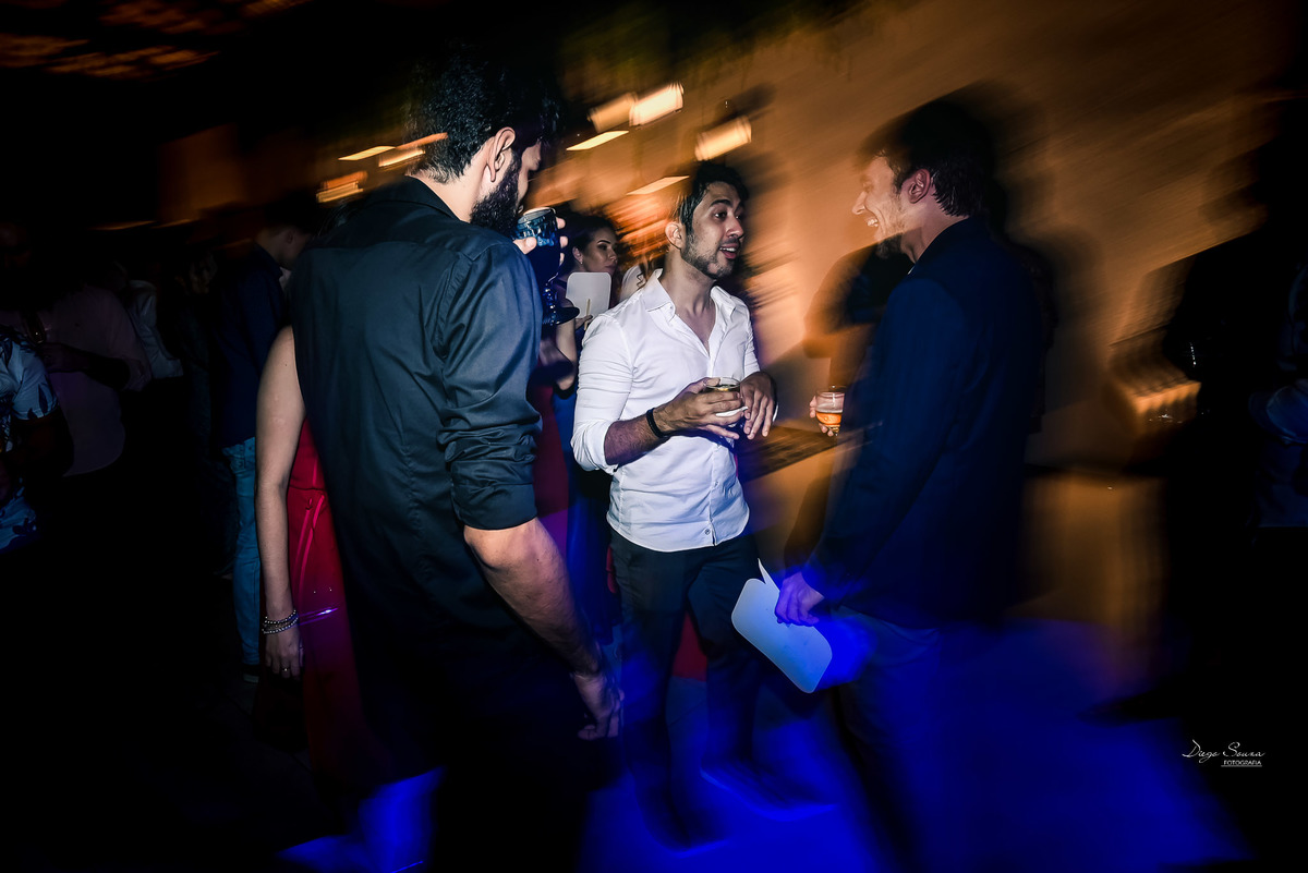 casamento Cristine e Thiago, hotel palmeira imperial em Valença-RJ. fotógrafo Diego souza Fotografia padrinhos bebendo e curtindo a festa