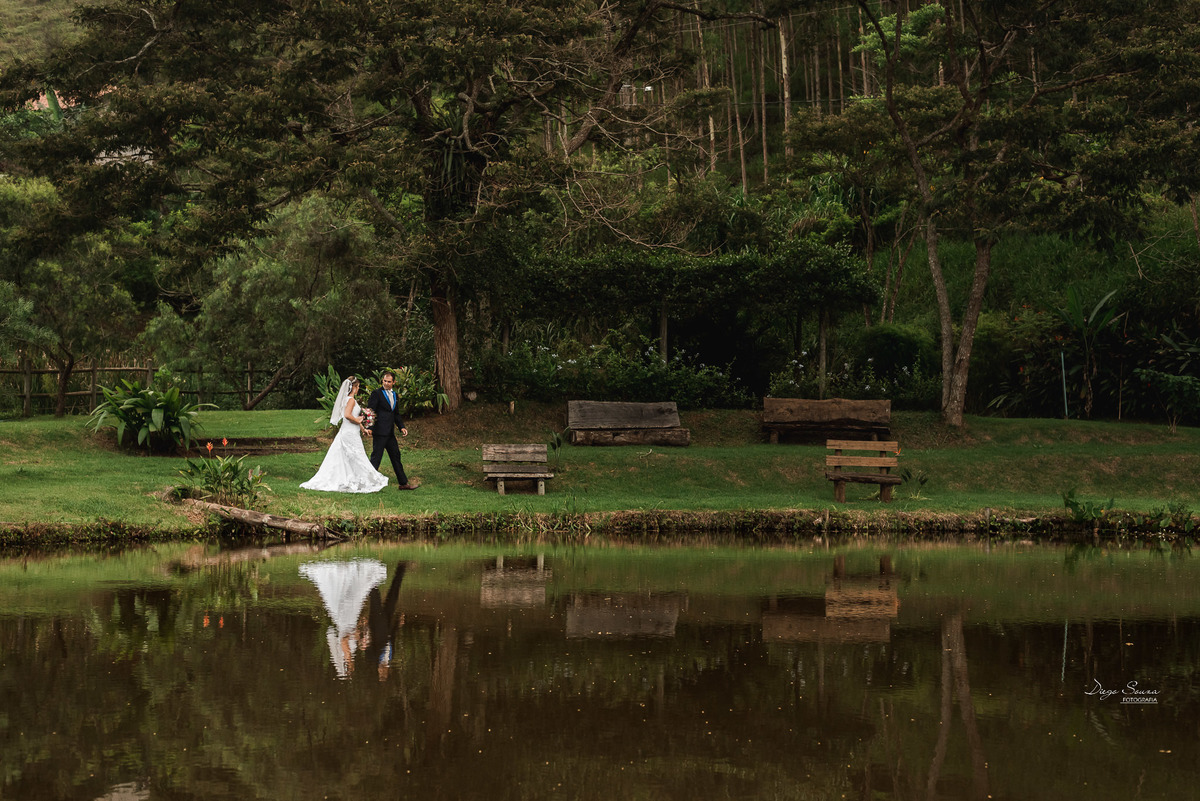 casal passeando no lago