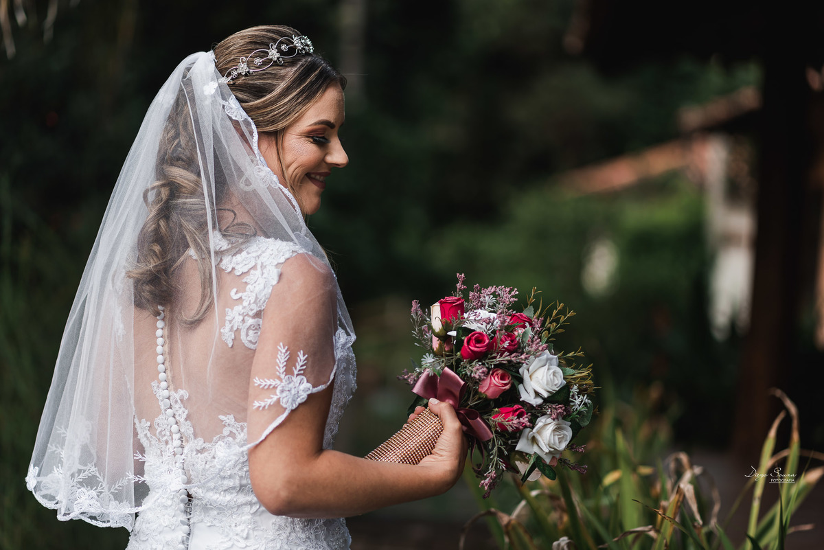 vestido lindo de noiva, casamento de dia no campo