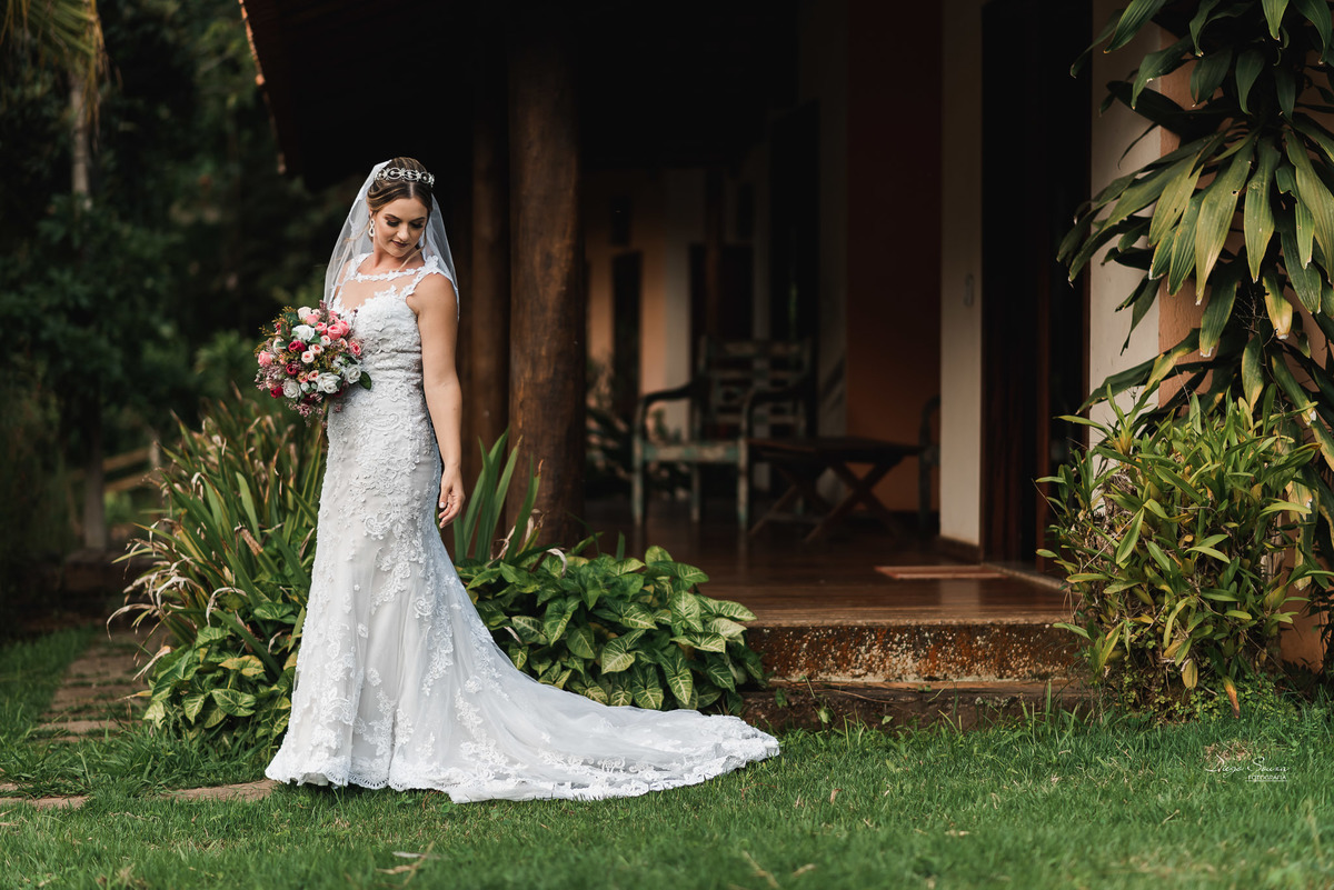vestido lindo de noiva, casamento de dia no campo