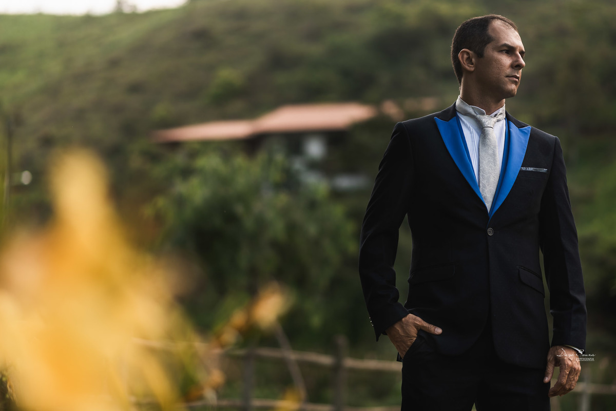 foto do noivo no dia do casamento, terno azul