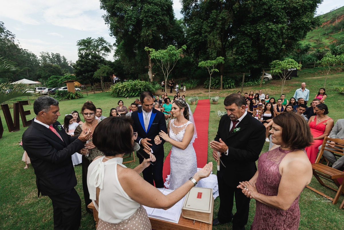 noivo chorando, cerimonia de casamento no campo, de dia em Valença-rj
