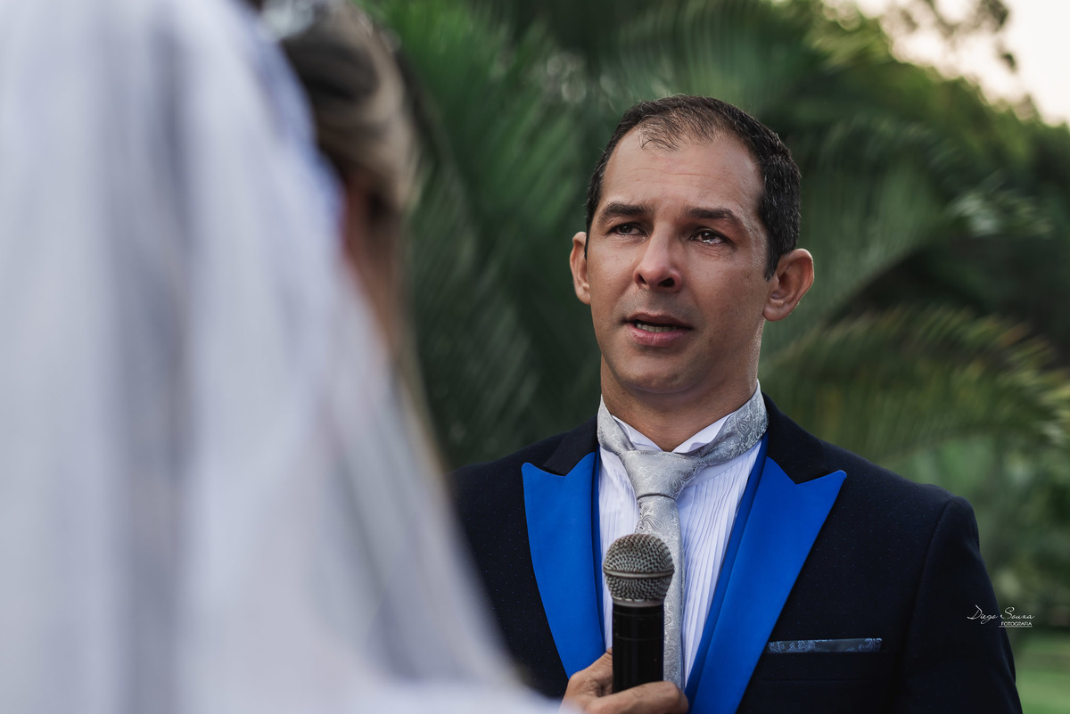 noivo chorando, cerimonia de casamento no campo, de dia em Valença-rj