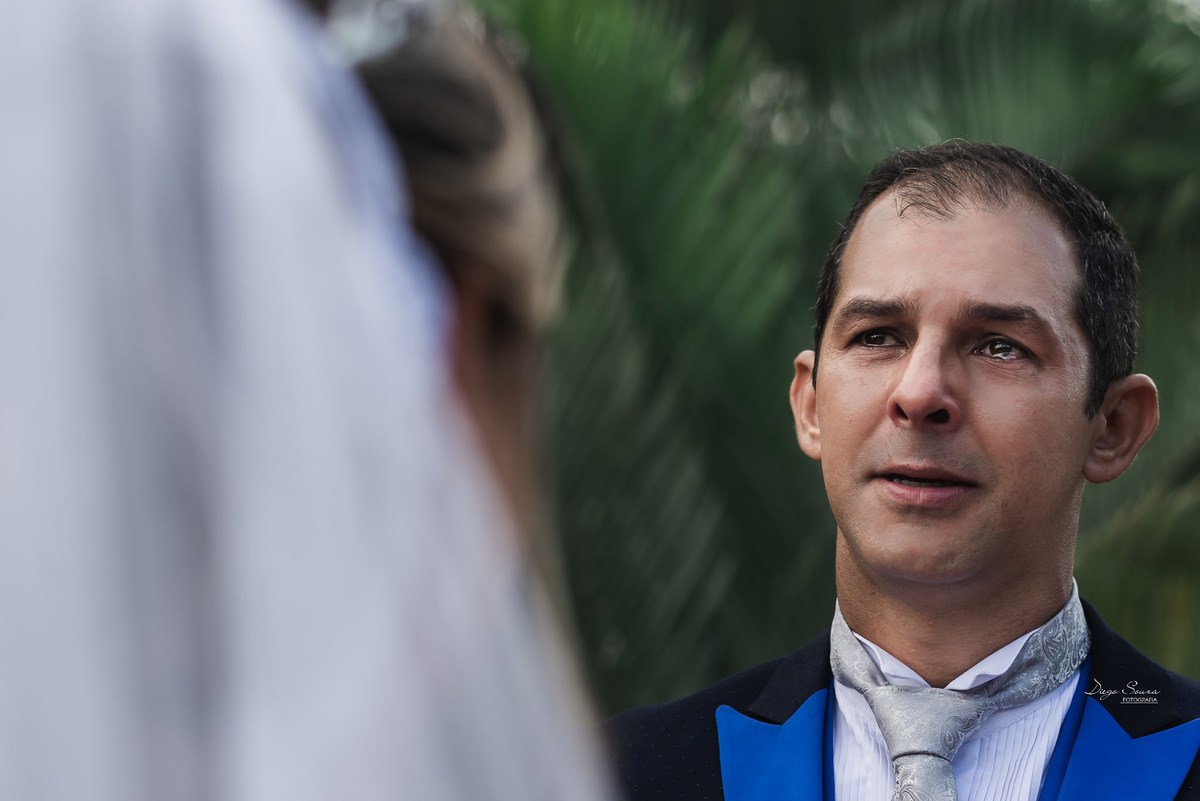 noivo chorando, cerimonia de casamento no campo, de dia em Valença-rj