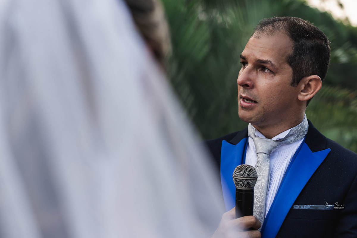 noivo chorando, cerimonia de casamento no campo, de dia em Valença-rj
