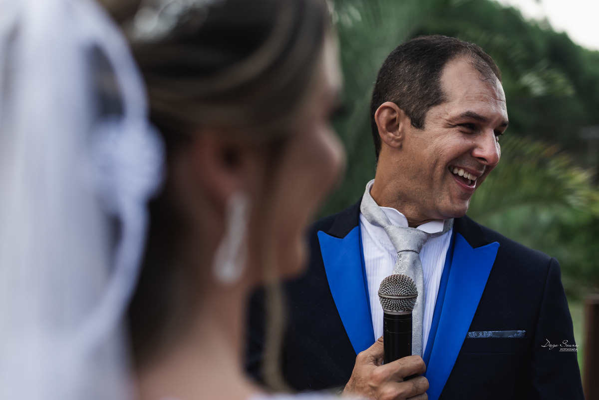 noivo chorando, cerimonia de casamento no campo, de dia em Valença-rj
