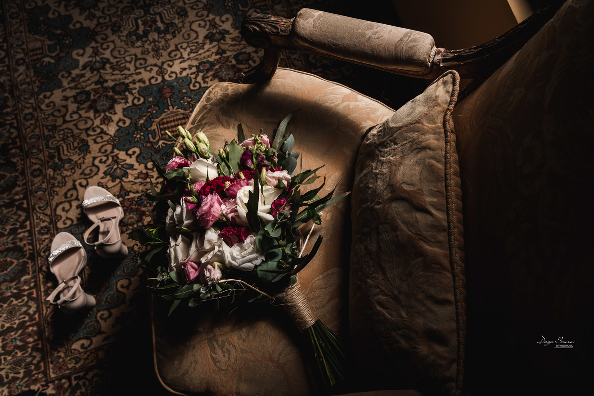 sapato da noiva na janela junto com o buque, foto feita na fazenda campo alegre em valença