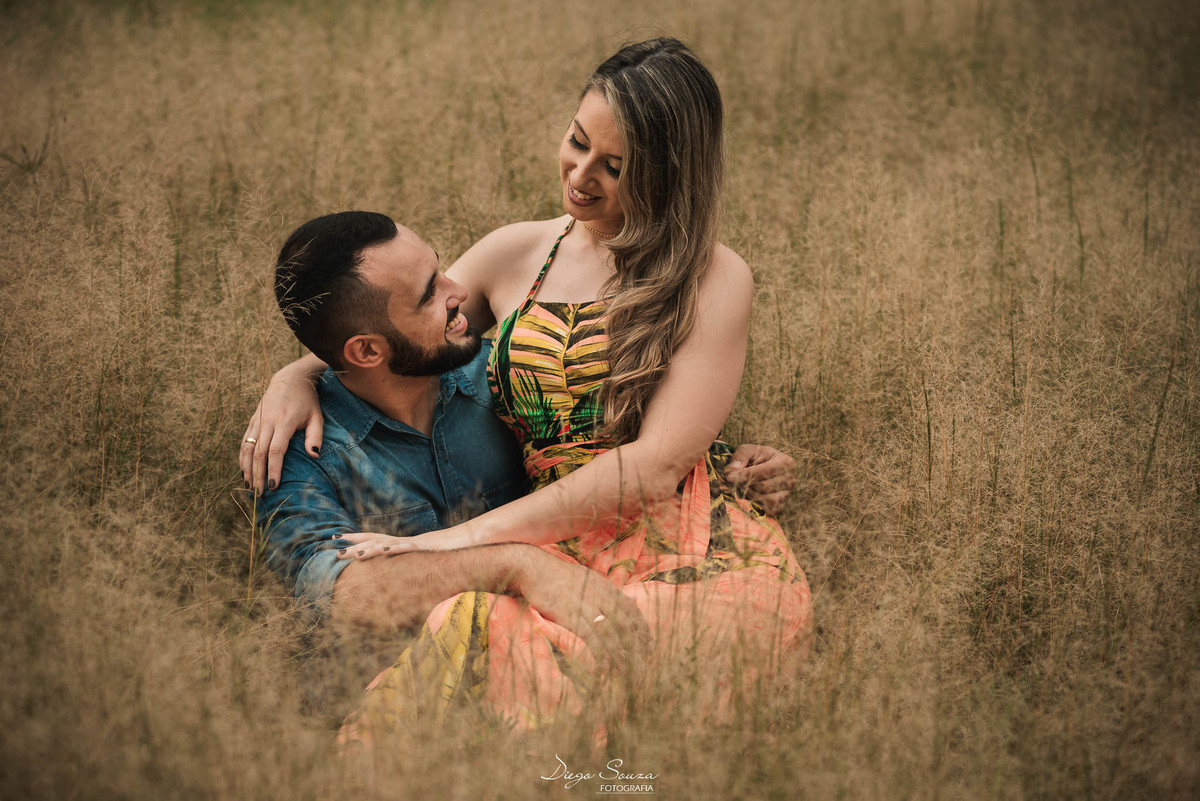 ensaio feito no campo pelo fotógrafo de casamento diego souza fotografia