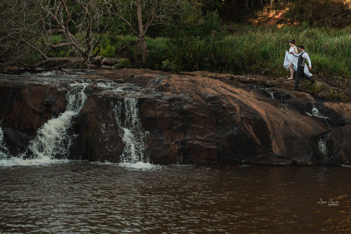 mini casamento no campo realizado na fazenda em conservatória, valença-rj. o fotógrafo de casamento Diego Souza Fotografia e Maisa Souza Fotografia fizeram retratos da noiva, do vestido e um belo ensaio fotográfico com casal na cachoeira