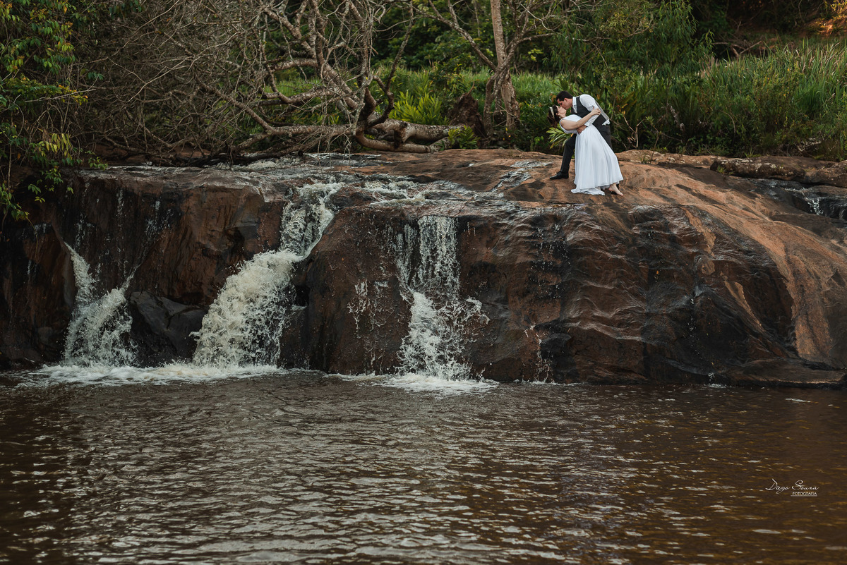 mini casamento no campo realizado na fazenda em conservatória, valença-rj. o fotógrafo de casamento Diego Souza Fotografia e Maisa Souza Fotografia fizeram retratos da noiva, do vestido e um belo ensaio fotográfico com casal na cachoeira