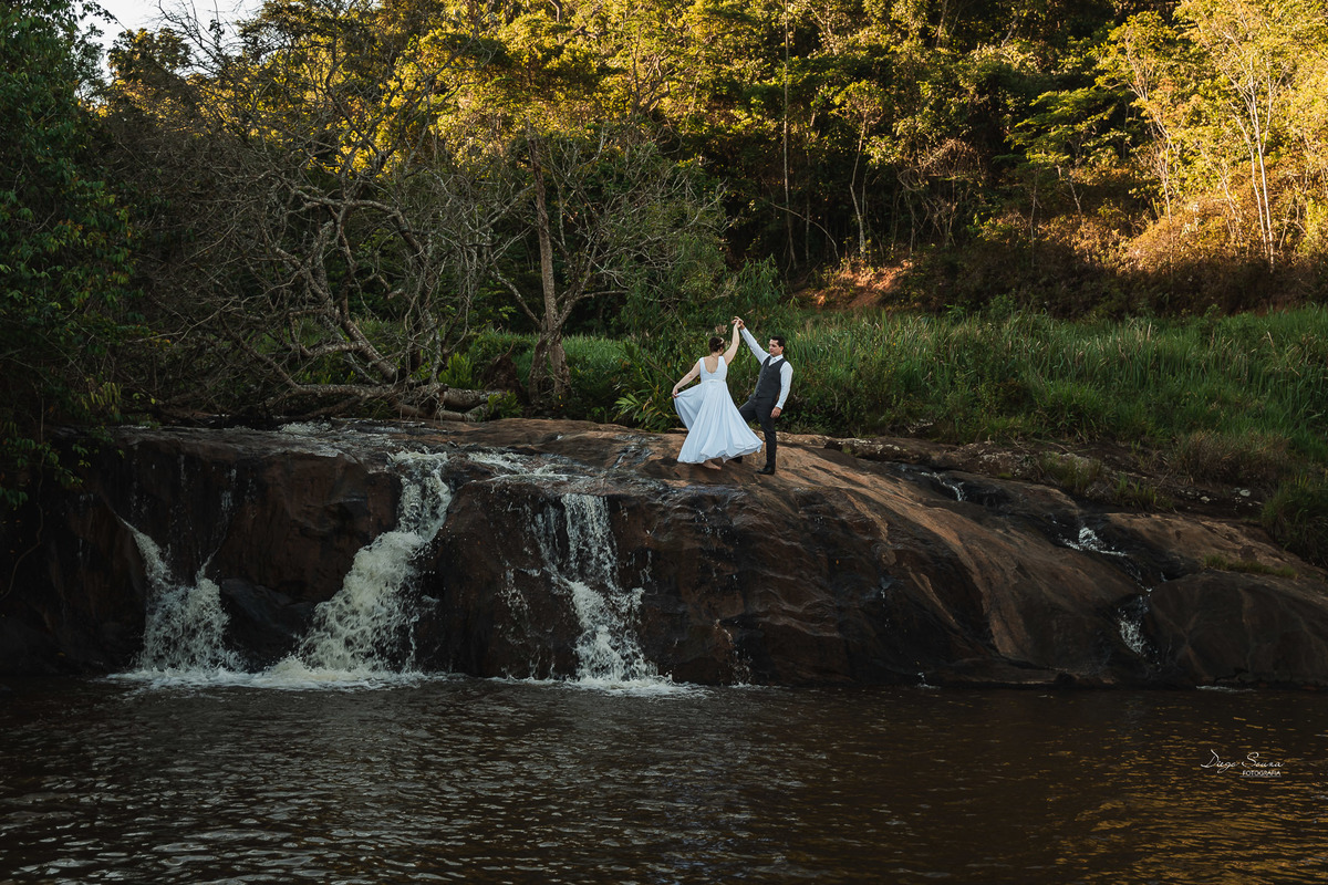 mini casamento no campo realizado na fazenda em conservatória, valença-rj. o fotógrafo de casamento Diego Souza Fotografia e Maisa Souza Fotografia fizeram retratos da noiva, do vestido e um belo ensaio fotográfico com casal na cachoeira