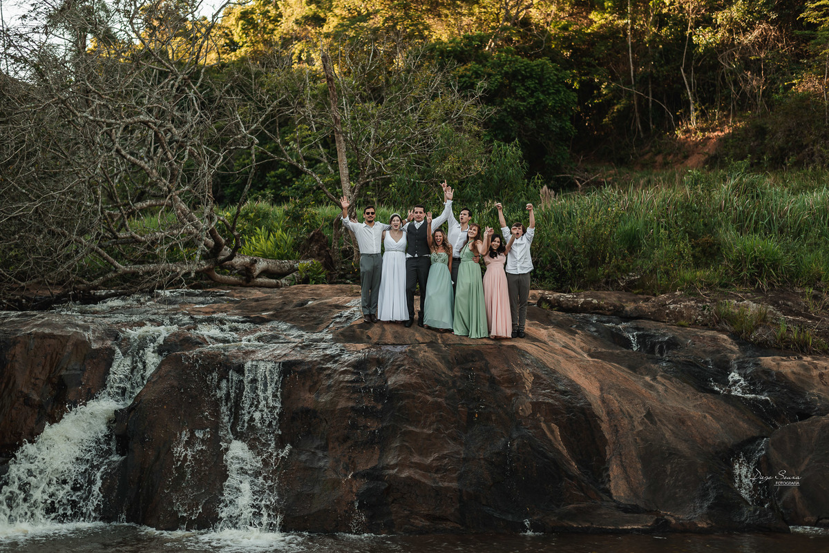 mini casamento no campo realizado na fazenda em conservatória, valença-rj. o fotógrafo de casamento Diego Souza Fotografia e Maisa Souza Fotografia fizeram retratos da noiva, do vestido e um belo ensaio fotográfico com casal na cachoeira