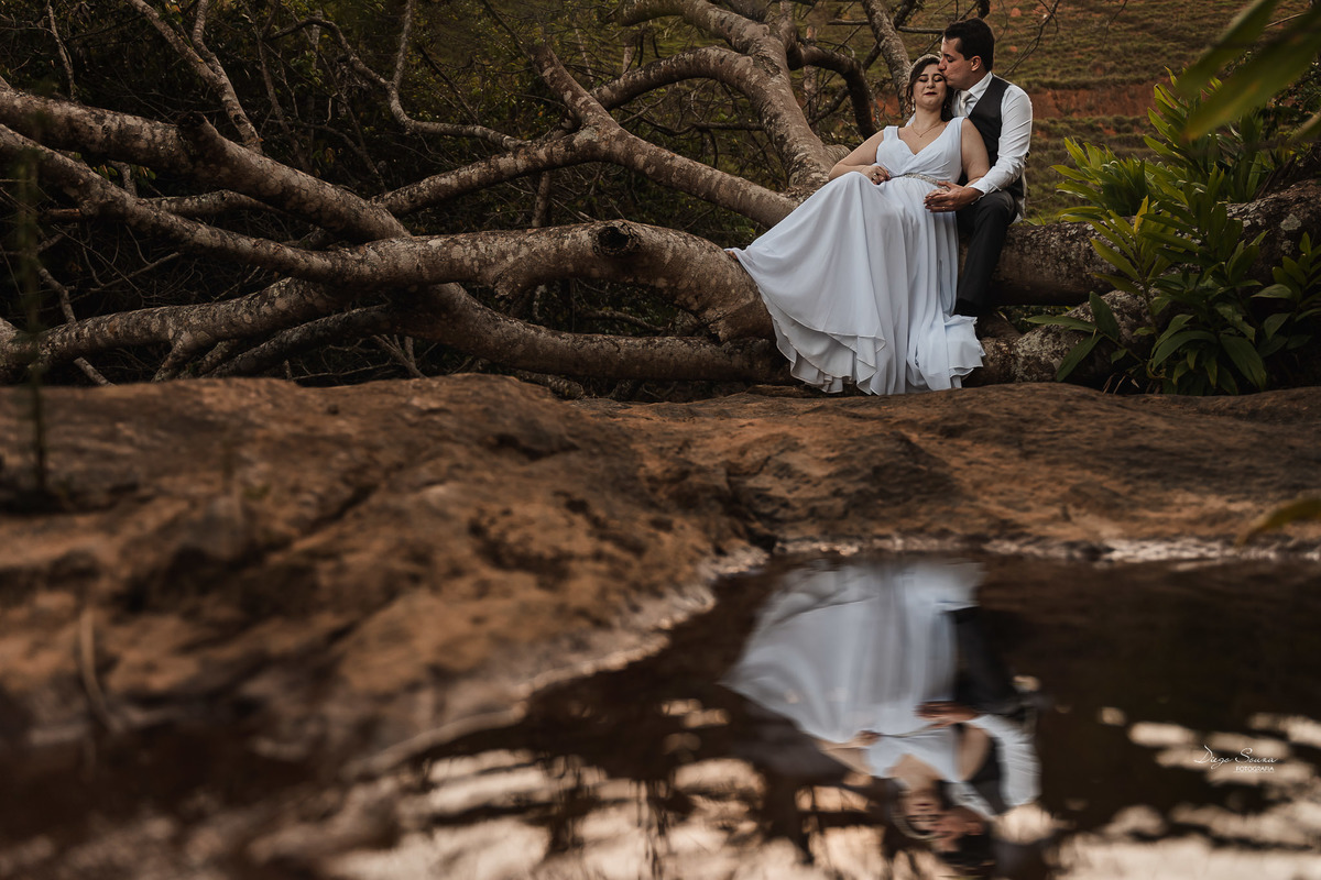 mini casamento no campo realizado na fazenda em conservatória, valença-rj. o fotógrafo de casamento Diego Souza Fotografia e Maisa Souza Fotografia fizeram retratos da noiva, do vestido e um belo ensaio fotográfico com casal na cachoeira