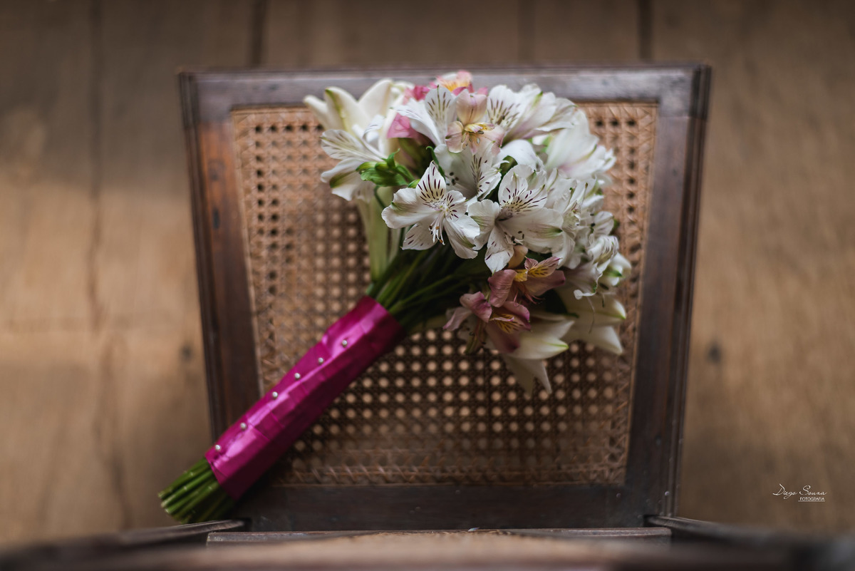 foto feita em uma simples cadeira de palha, making of do casamento feito em Conservatória-rj