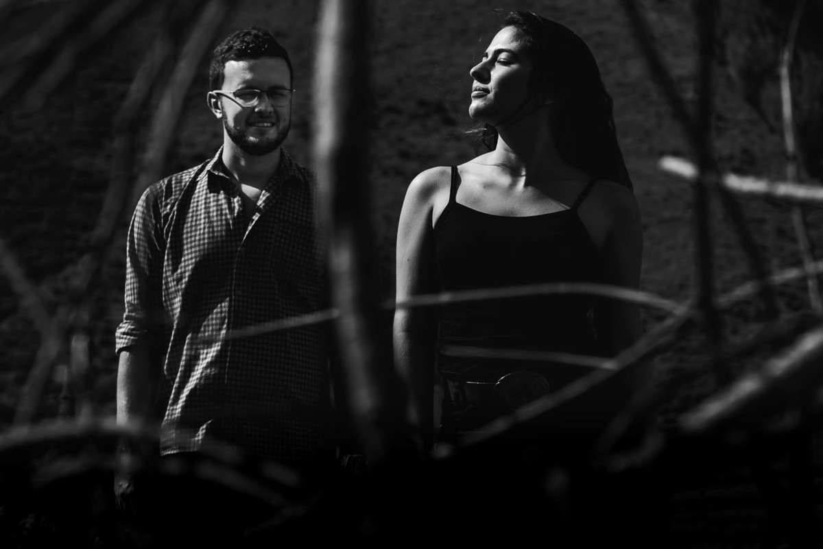 Usando galhos secos no chão para criar composição fotográfica usando molduras, ensaio pré wedding Lele e Mateus em Rio das Flores